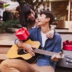 mujer abrazando a su pareja felizmente